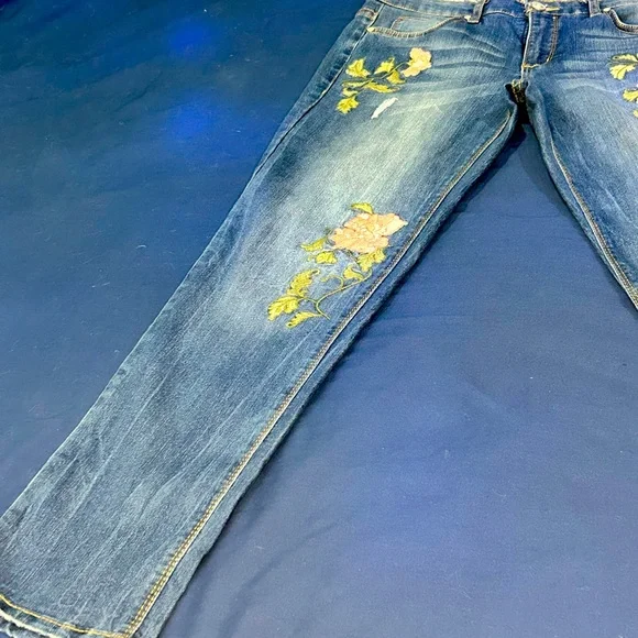 Code Bleu Gracie Bestie Jeans w/Flowers, size 6 - Picture 5 of 10